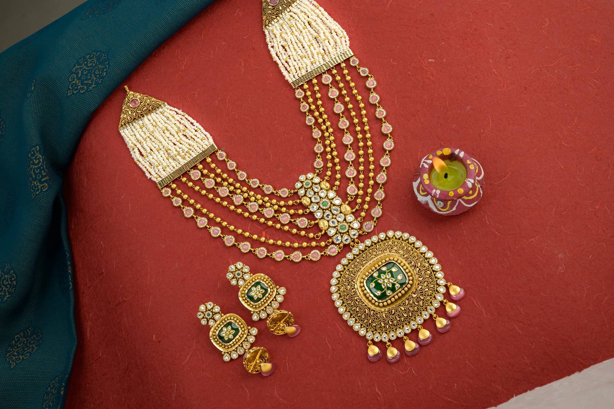 Pearl-strand haar with square pendant — Antique Gold