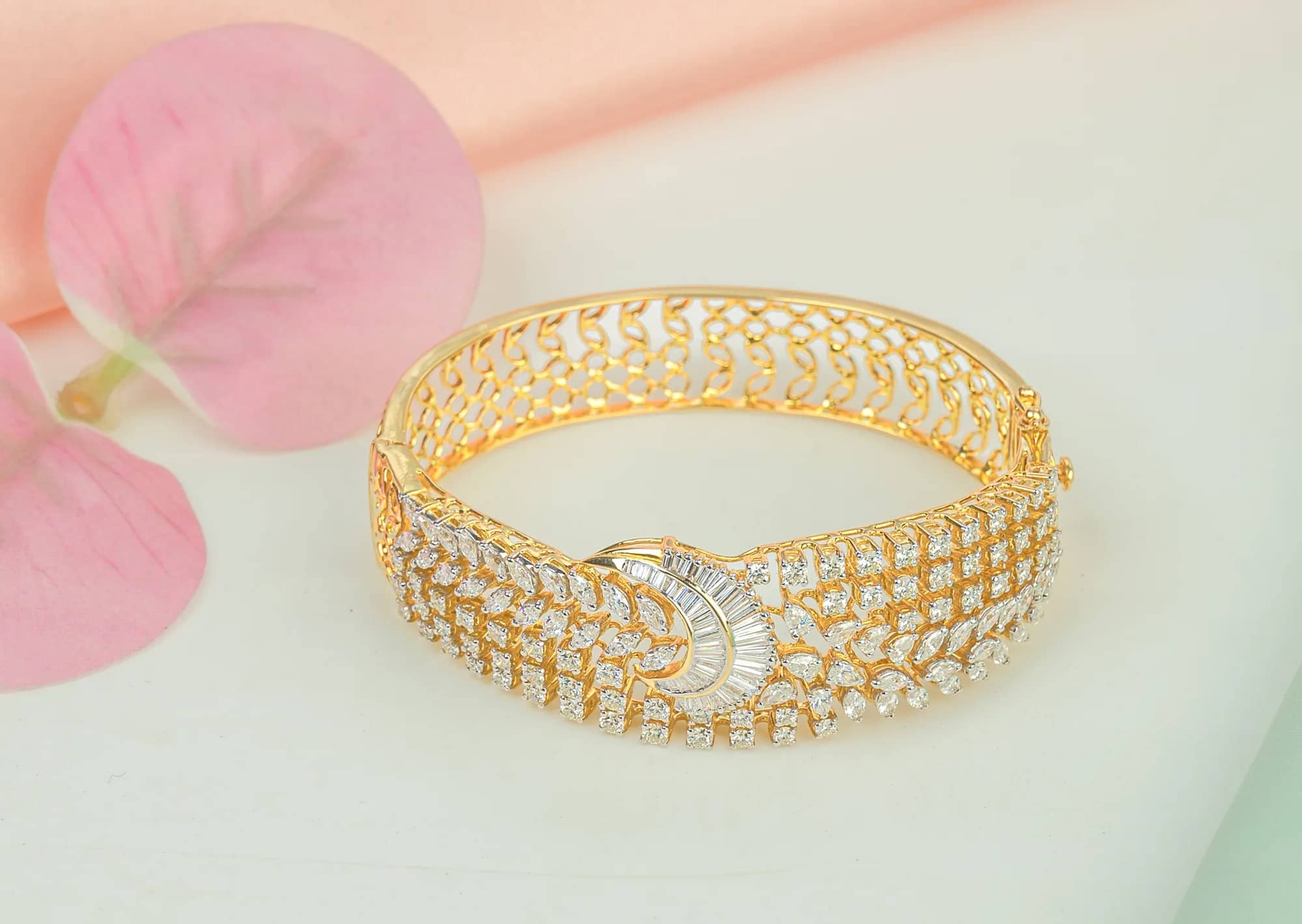 Diamond cuff with baguette centre — Diamond