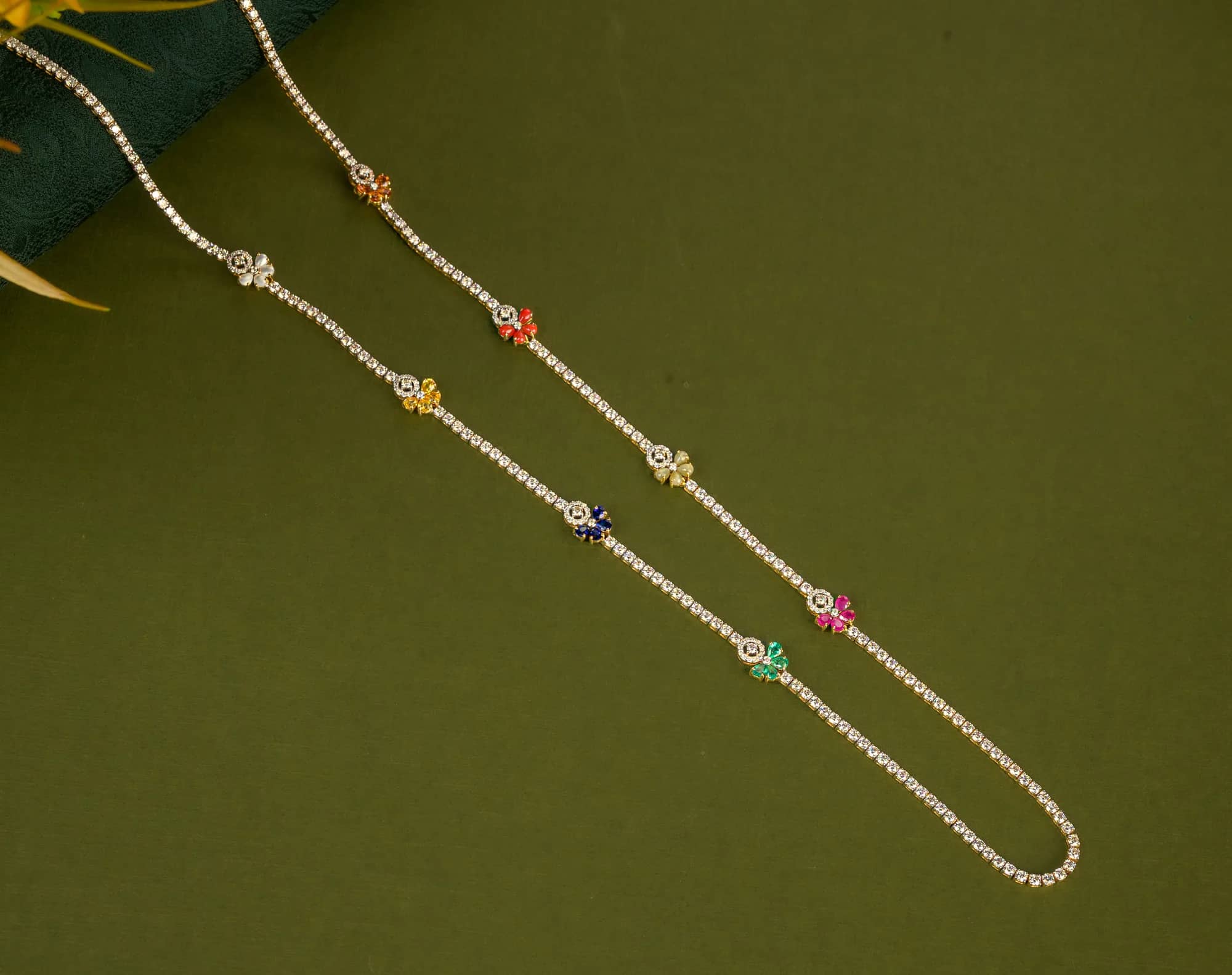 Long diamond chain with coloured stations — Diamond
