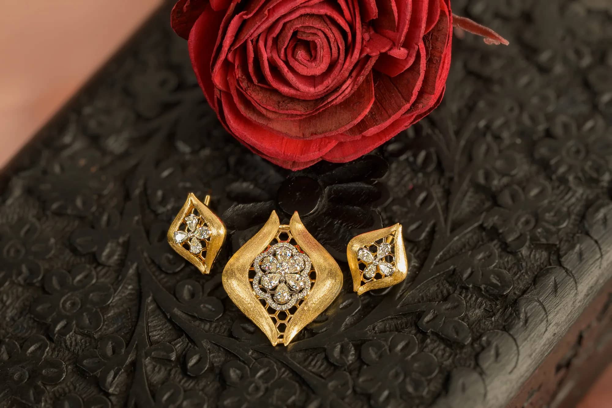 Diamond leaf pendant set — Diamond
