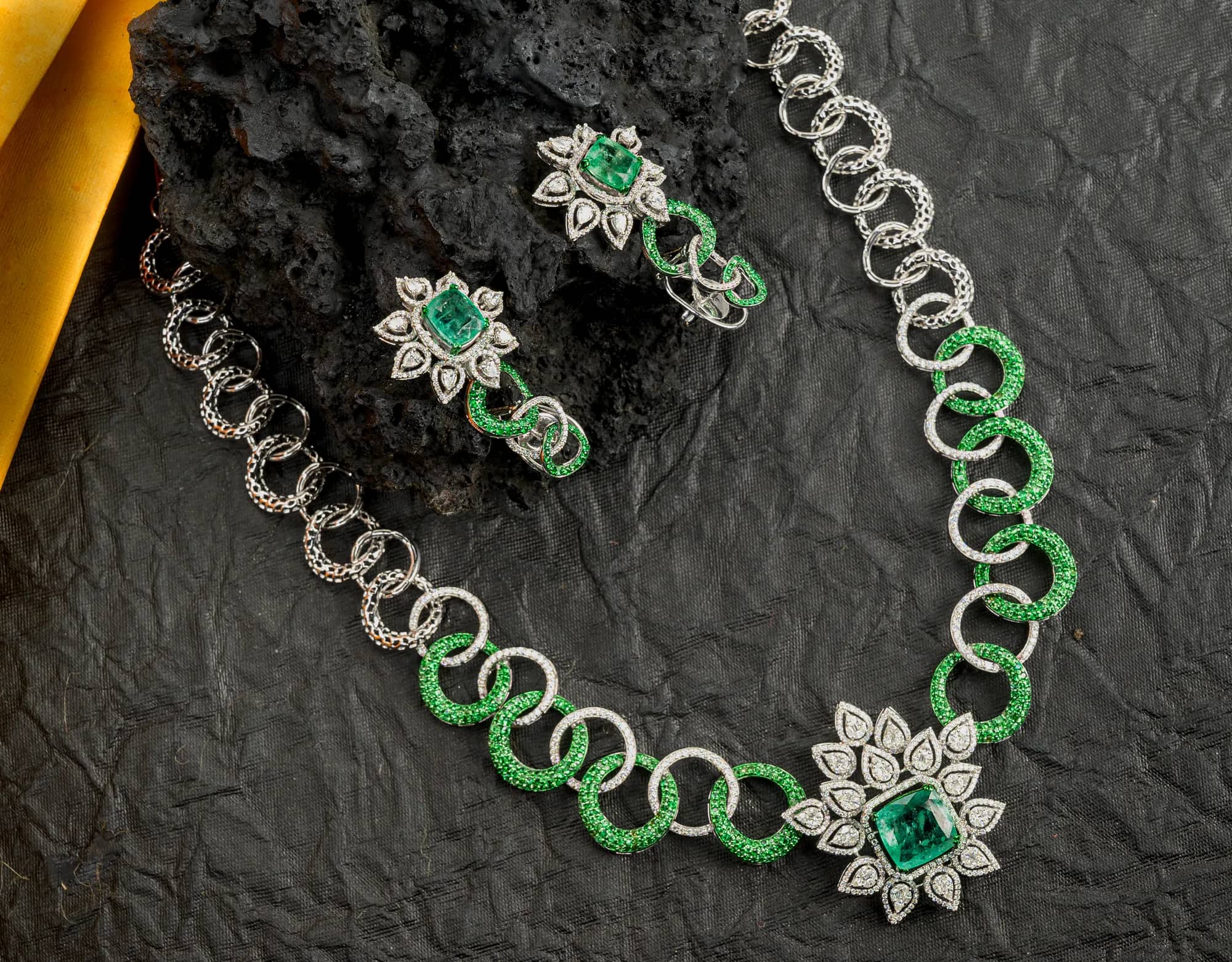 Green-link diamond necklace — Diamond