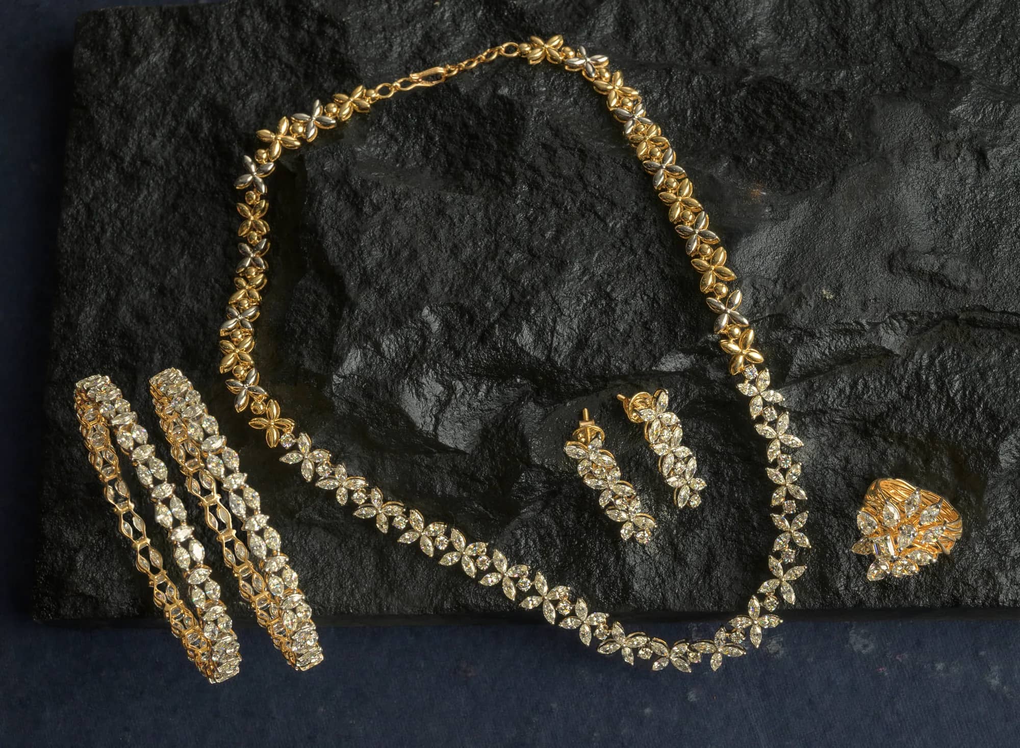 Diamond necklace, bangles and earrings — Diamond