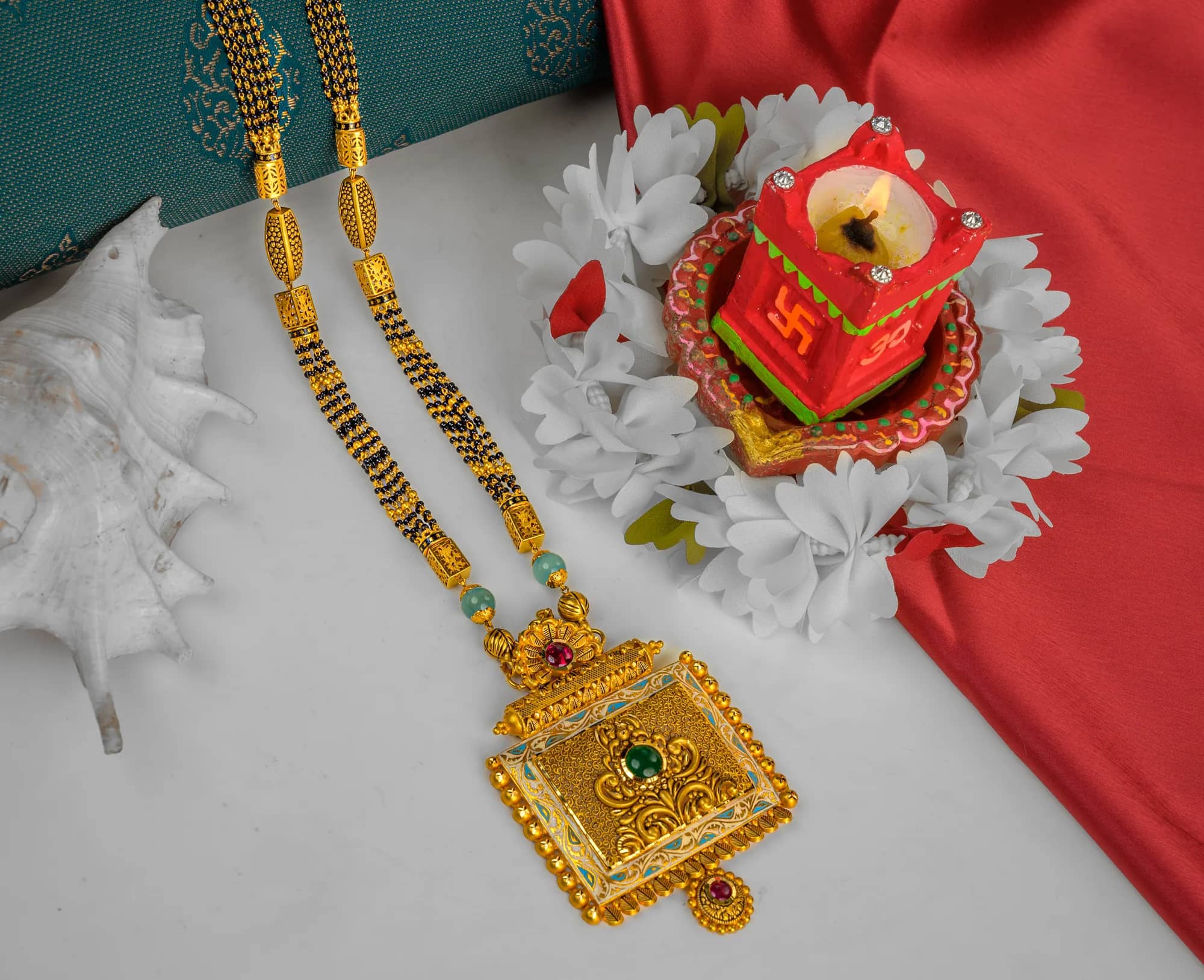Gold mangalsutra, square pendant — Mangalsutra