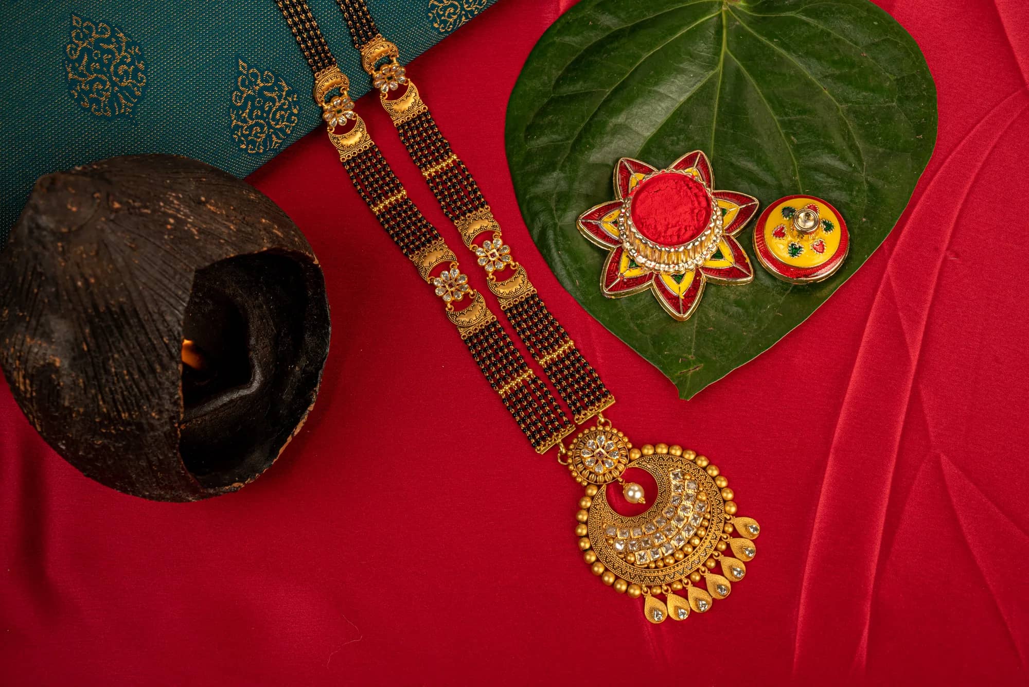 Gold mangalsutra, medallion pendant — Royalis collection