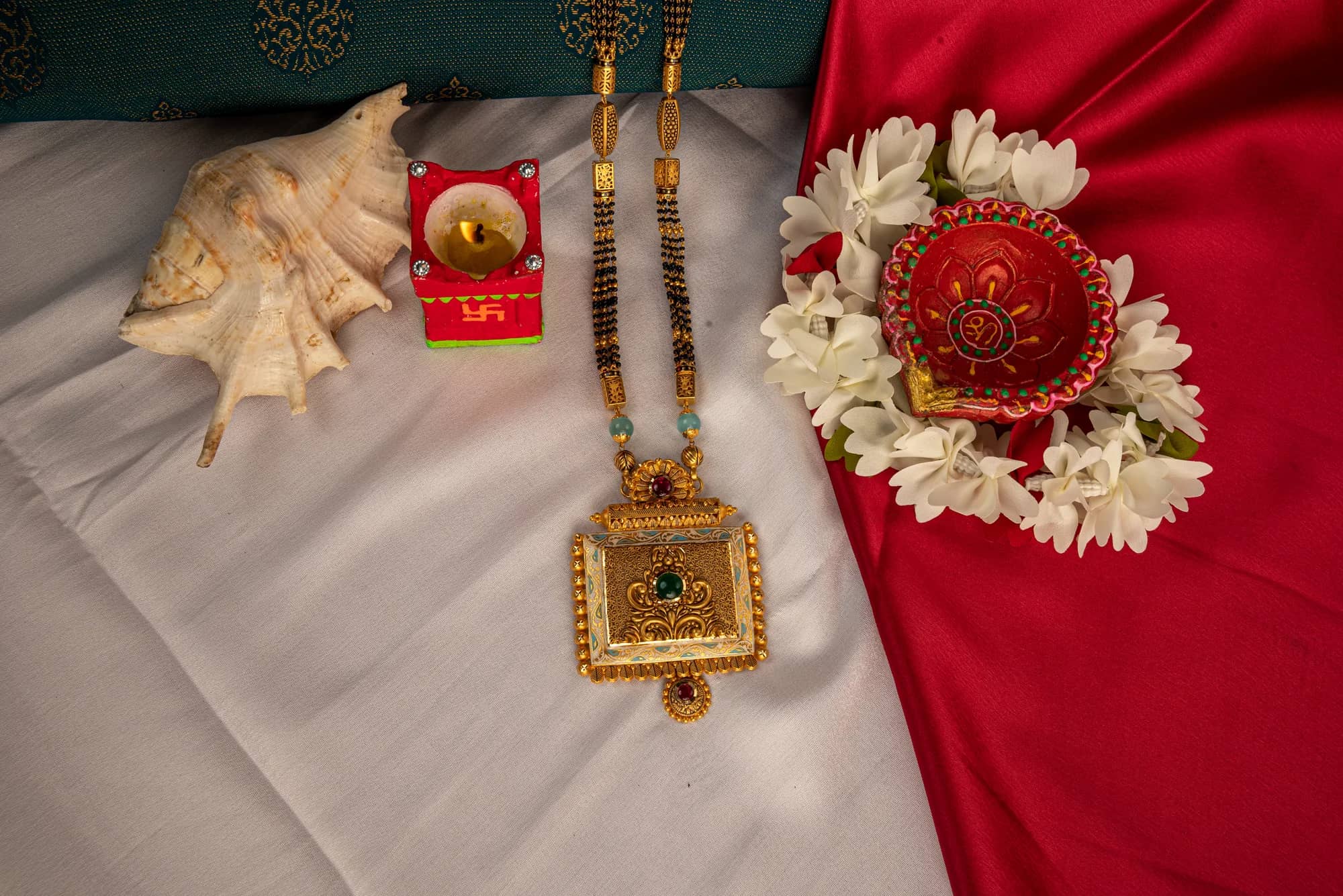 Gold mangalsutra, square pendant — Royalis collection